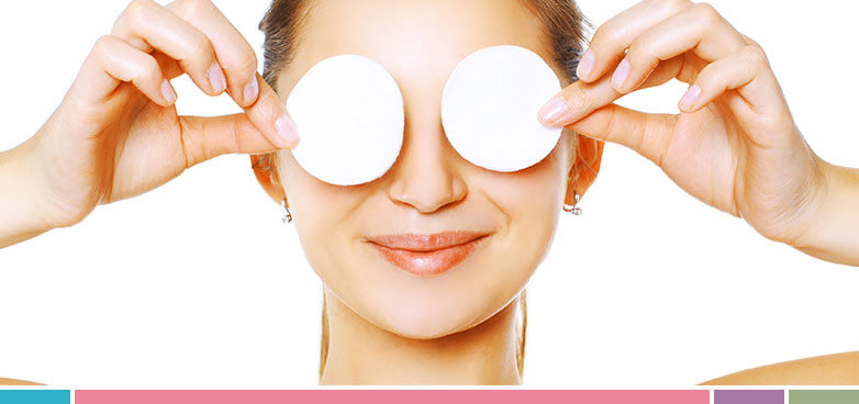 Tan importante como elegir un buen maquillaje, lápices de ojos, máscaras de pestañas y sombras de ojos es elegir un producto específico para desmaquillar y limpiar el ojo sensible.