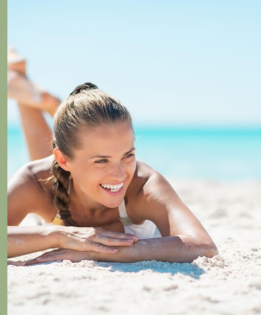 Ahora que ha llegado el verano y es tiempo disfrutar de la playa, los usuarios de lentes de contacto se preguntan si pueden utilizarlas con el sol y el mar