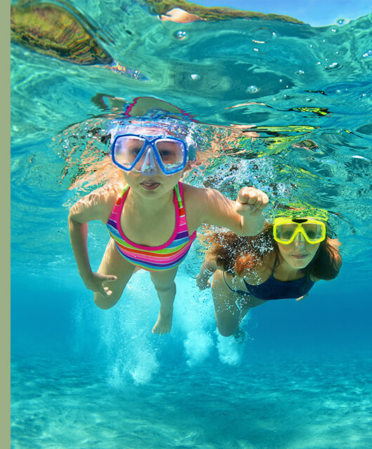 Ya sea en la piscina, en la playa o en el lago de un pueblecito perdido, tendremos que prestar especial cuidado a nuestros ojos si no queremos salir con ellos irritados.